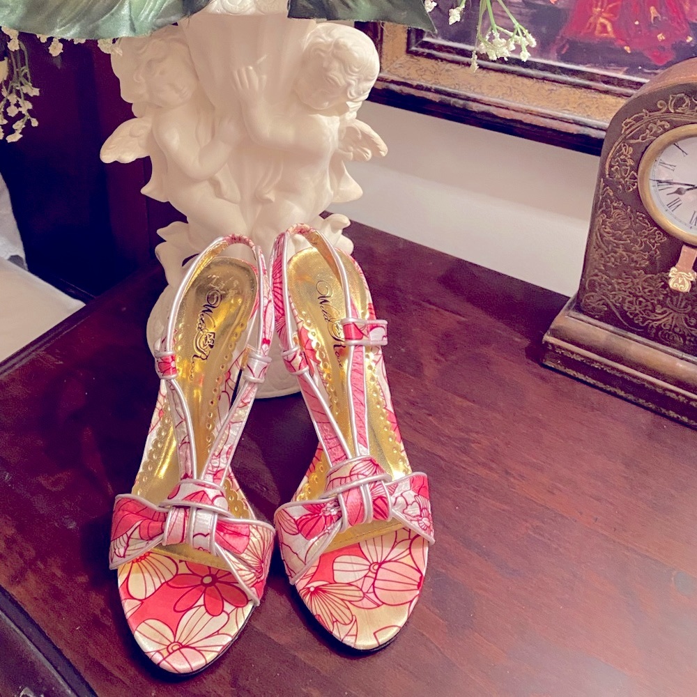 🌹WILD ROSE 🌹 Shoes in size 7. Pink floral and gold touches